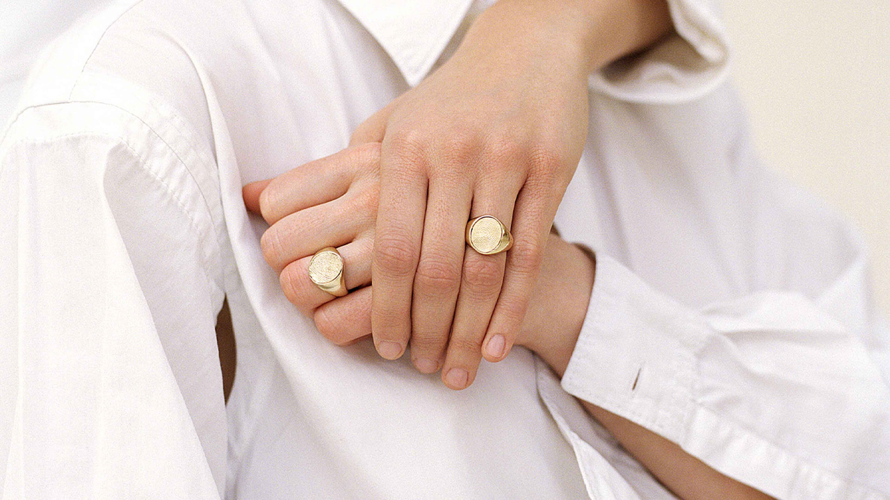 The Impronta Collection is rooted in the romantic idea of replicating the unique set of ridges and lines making up your loved one’s fingerprint.

